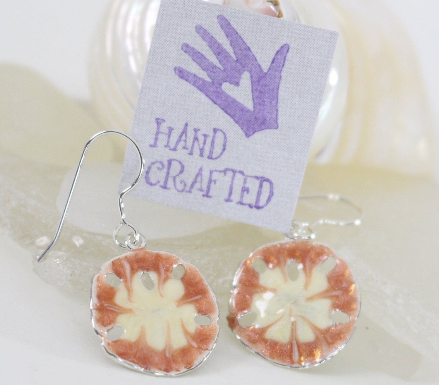 sterling Silber Sand Dollar Baumeln Ohrringe Hand Emaillierten Orange Und Weiß sterling Silber Sand Dollar Baumeln Ohrringe Hand Emaillierten Orange Und Weiß von VioletandVirtue