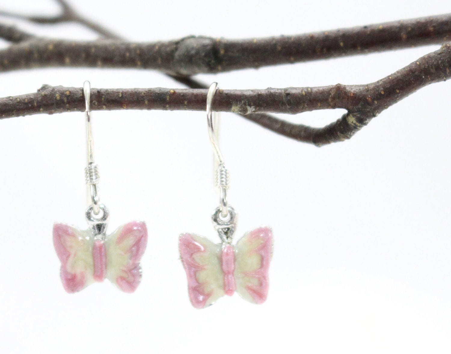 sterling Silber Schmetterling Tropfen, Ohrringe. Hand Emaillierten Rosa Weiß. Wald, Insekt, Natur Inspiriert. Gärtner Geschenk sterling Silber Schmetterling Tropfen, Ohrringe. Hand Emaillierten Rosa Weiß. Wald, Insekt, Natur Inspiriert. Gärtner Geschenk von VioletandVirtue