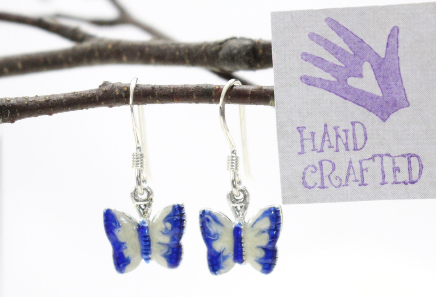sterling Silber Schmetterling Tropfen, Ohrringe. Von Hand Emailliert Blau Weiß. Wald, Insekt, Natur Inspiriert. Gärtner Geschenk sterling Silber Schmetterling Tropfen, Ohrringe. Von Hand Emailliert Blau Weiß. Wald, Insekt, Natur Inspiriert. Gärtner Geschenk von VioletandVirtue