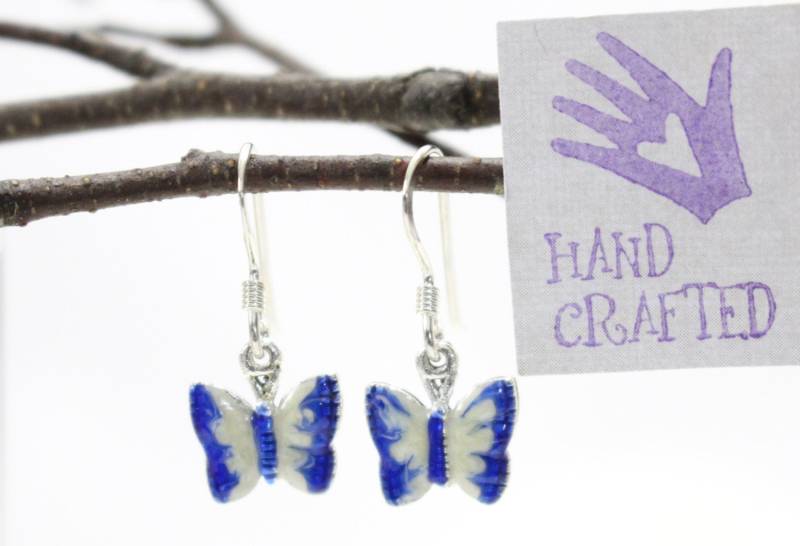 sterling Silber Schmetterling Tropfen, Ohrringe. Von Hand Emailliert Blau Weiß. Wald, Insekt, Natur Inspiriert. Gärtner Geschenk von VioletandVirtue