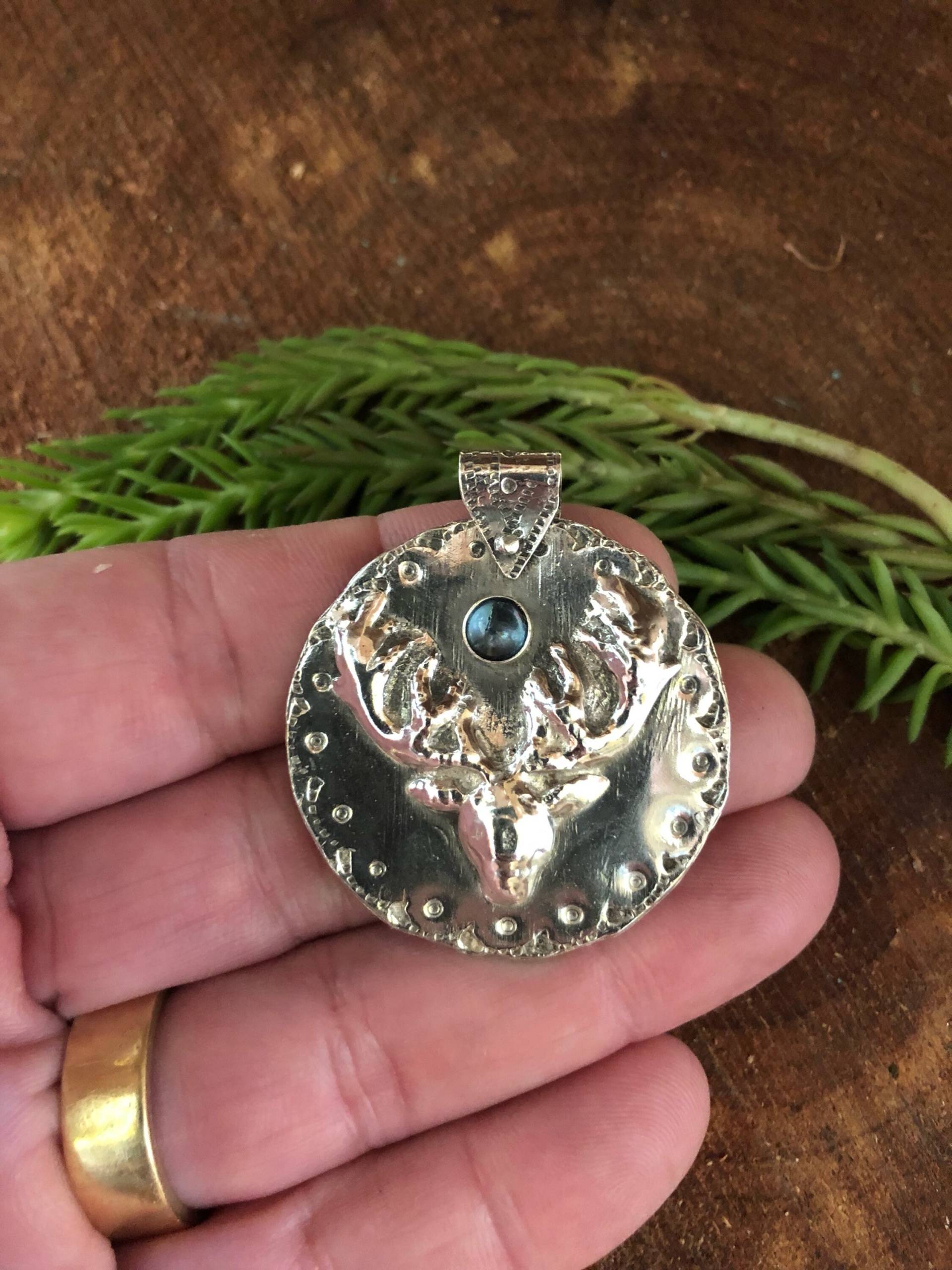 Hirsch Sterling Anhänger, 5 Mm Opal, 40 Durchmesser Handgestempelte Rückseite, Gestempelte Öse, Schmuck, Jägerschmuck Hirsch Sterling Anhänger, 5 Mm Opal, 40 Durchmesser Handgestempelte Rückseite, Gestempelte Öse, Schmuck, Jägerschmuck von Violetastorejewelry