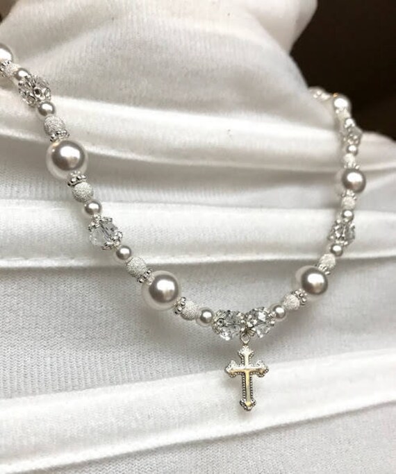 Kommunion Schmuck-Erste Kette-Sparkly Schmuck-Konfirmation Geschenk-Weiße Perlenkette-Perlenkette Mit Kreuz Kommunion Schmuck-Erste Kette-Sparkly Schmuck-Konfirmation Geschenk-Weiße Perlenkette-Perlenkette Mit Kreuz von VioletsAndVows