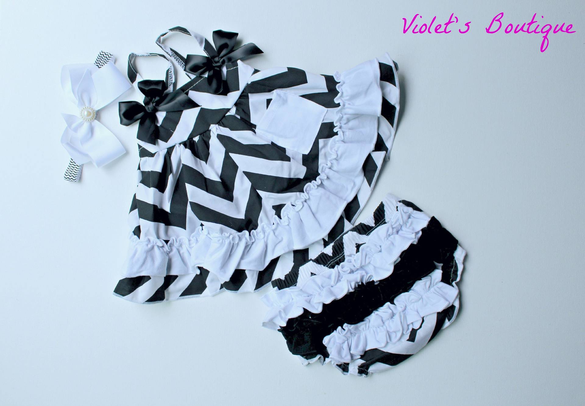 Schwarz-Weißes Swing-Top-Set Mit Chevron-Print, Kleid Offenem Rücken Und Sommeroutfit von VioletsBoutiqueGoods