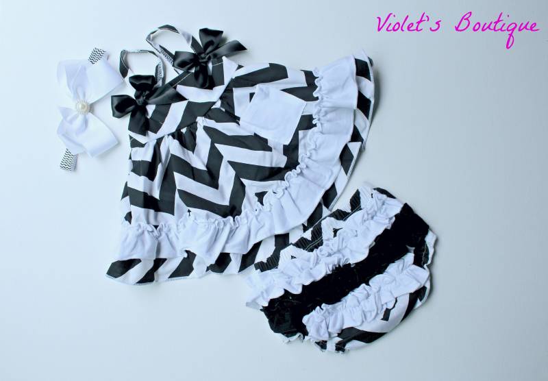 Schwarz-Weißes Swing-Top-Set Mit Chevron-Print, Kleid Offenem Rücken Und Sommeroutfit von VioletsBoutiqueGoods