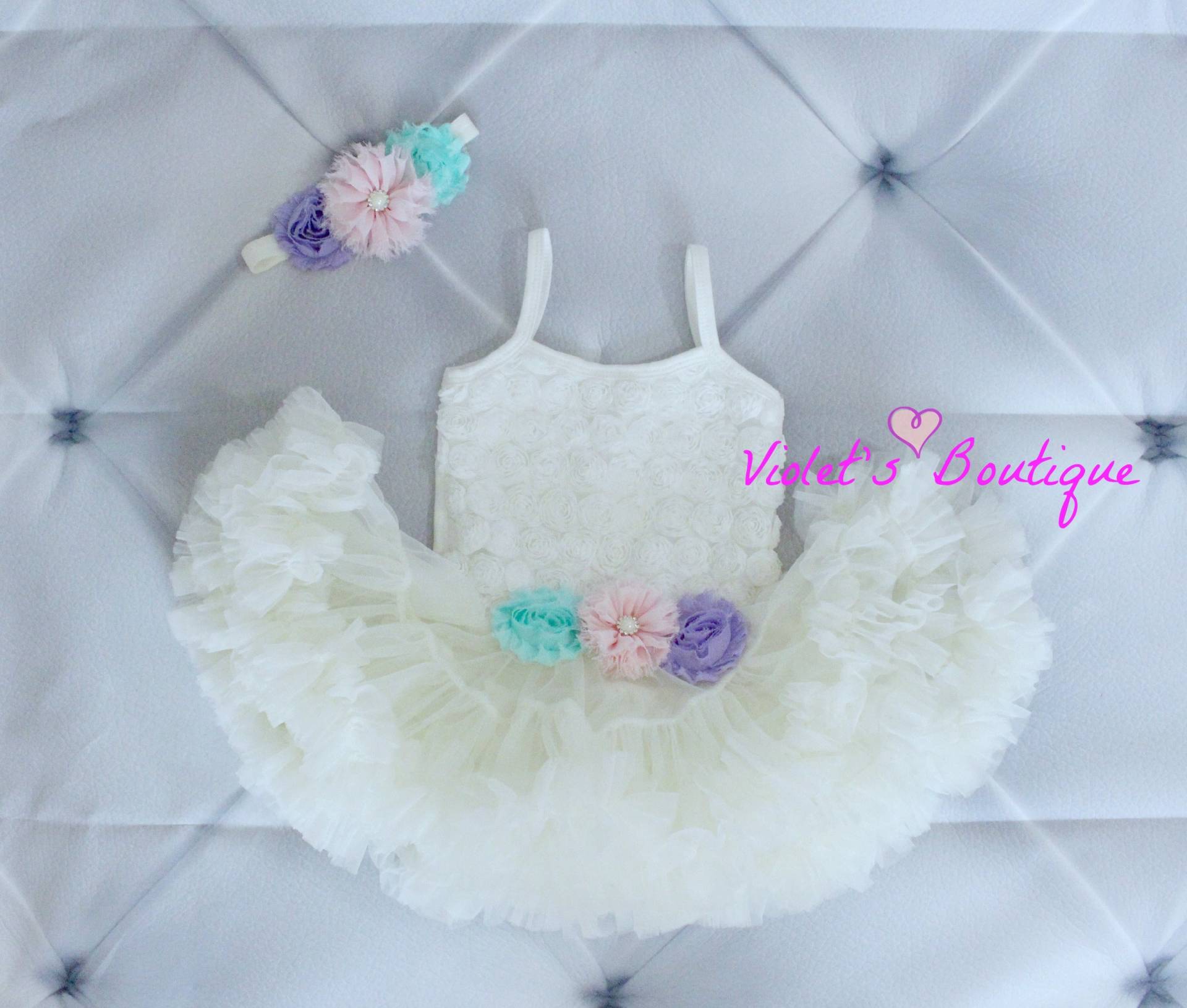 Volles Und Flauschiges Pettidress... Tutu Kleid... Geburtstagskleid... Rosettenkleid.. Creme Kleid von VioletsBoutiqueGoods