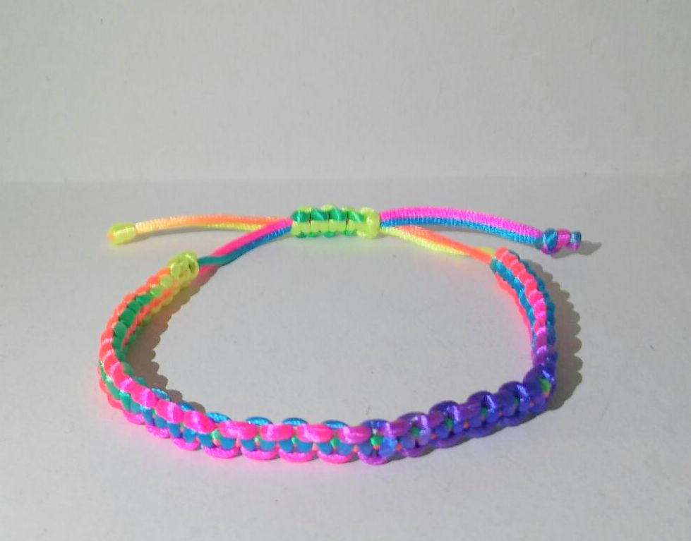 Handgemachtes Makramee Freundschaftsarmband in Regenbogenfarben Handgemachtes Makramee Freundschaftsarmband in Regenbogenfarben von ViolettaCroatia