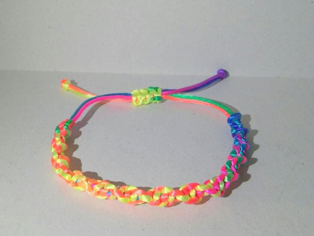 Handgemachtes Makramee Freundschaftsarmband in Regenbogenfarben Handgemachtes Makramee Freundschaftsarmband in Regenbogenfarben von ViolettaCroatia