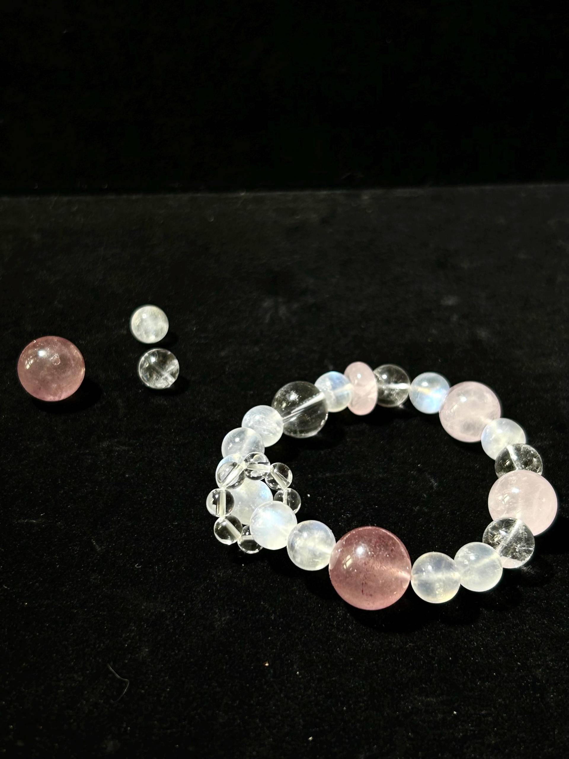Erdbeerquarz, Rosenquarz & Mondstein Armband - Liebe, Feminine Energie von ViozKimya