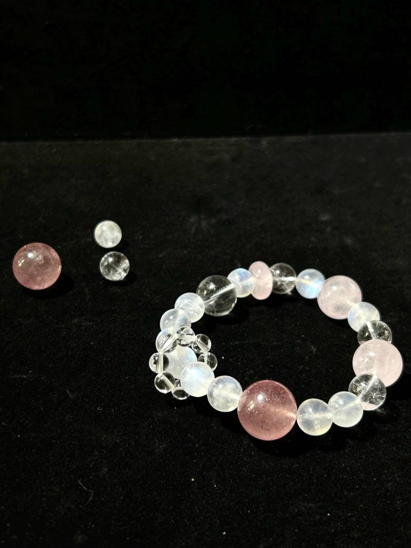 Erdbeerquarz, Rosenquarz & Mondstein Armband - Liebe, Feminine Energie von ViozKimya