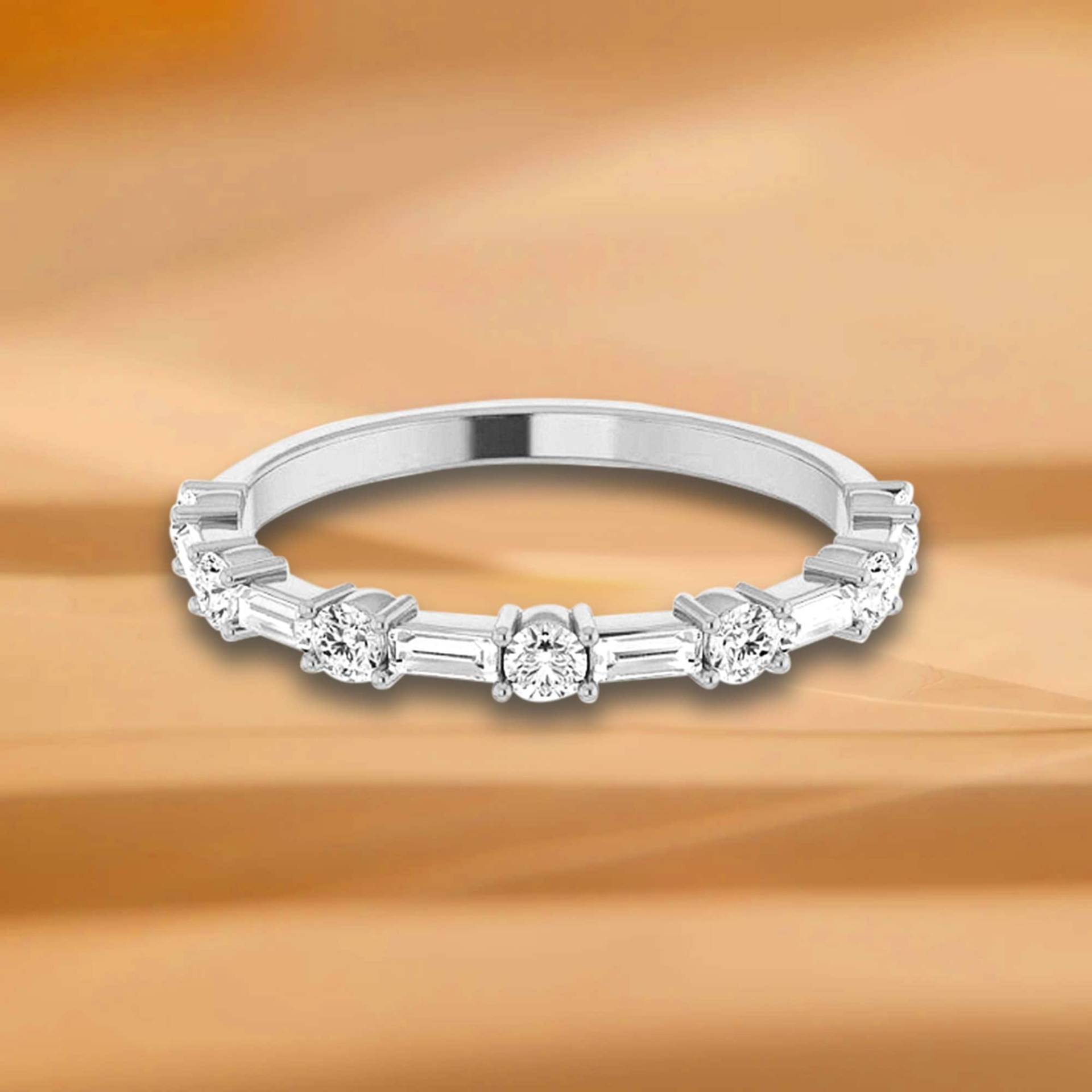 0, 61 Ct. Gerade Baguette & Rundschliff Diamant Shared Prong Ehering - 14K/18K Weiß, Gelb, Roségold Und Platin 950, Jubiläumsring von VirabyaniFineJewelry