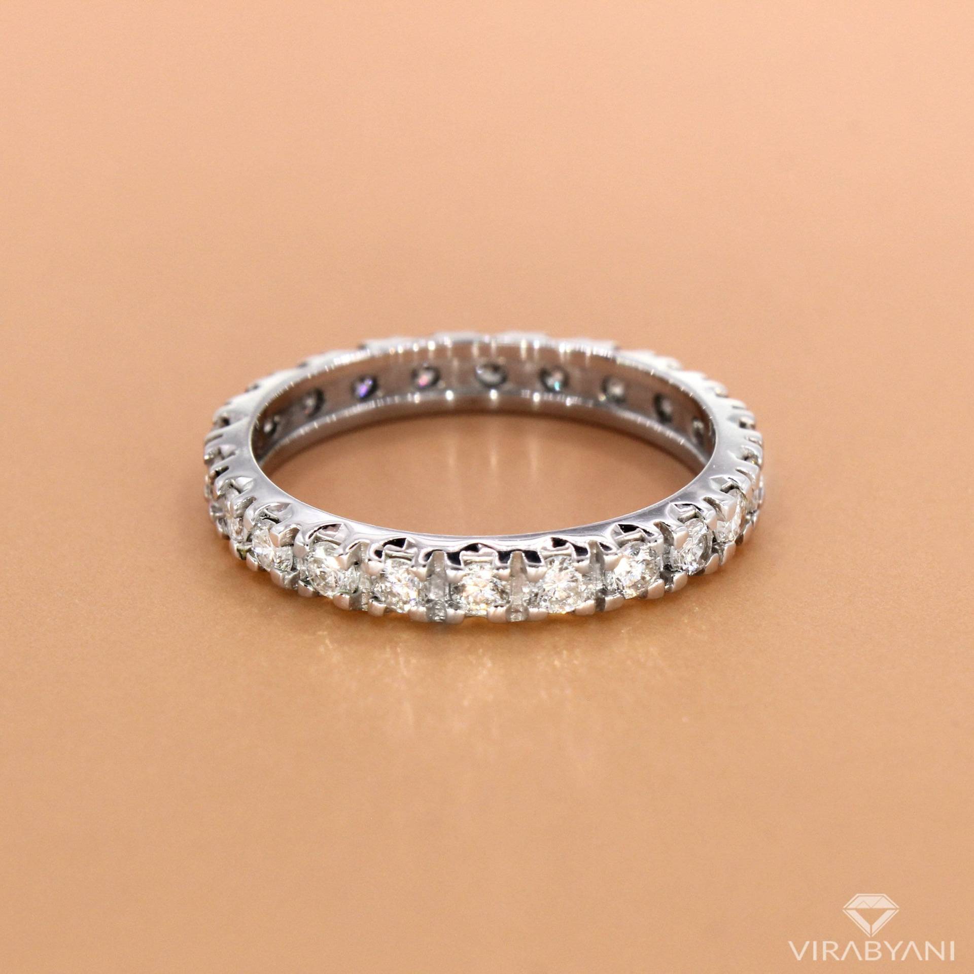 1.00 Ct. Rundes Natürliches Diamant Eternity Band in 14K Weißgold, 2.94 Mm Full Separate Zinken Ring - Sale von VirabyaniFineJewelry