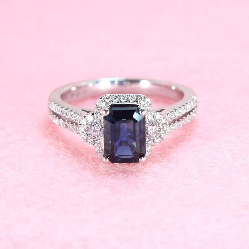 1.40 Ct. Echter Blauer Saphir Und 0, 45 Ctw. Diamant Drei-stein Heiligenschein Edelstein Ring - 14K Weißgold | Smaragdschliff Halo von VirabyaniFineJewelry