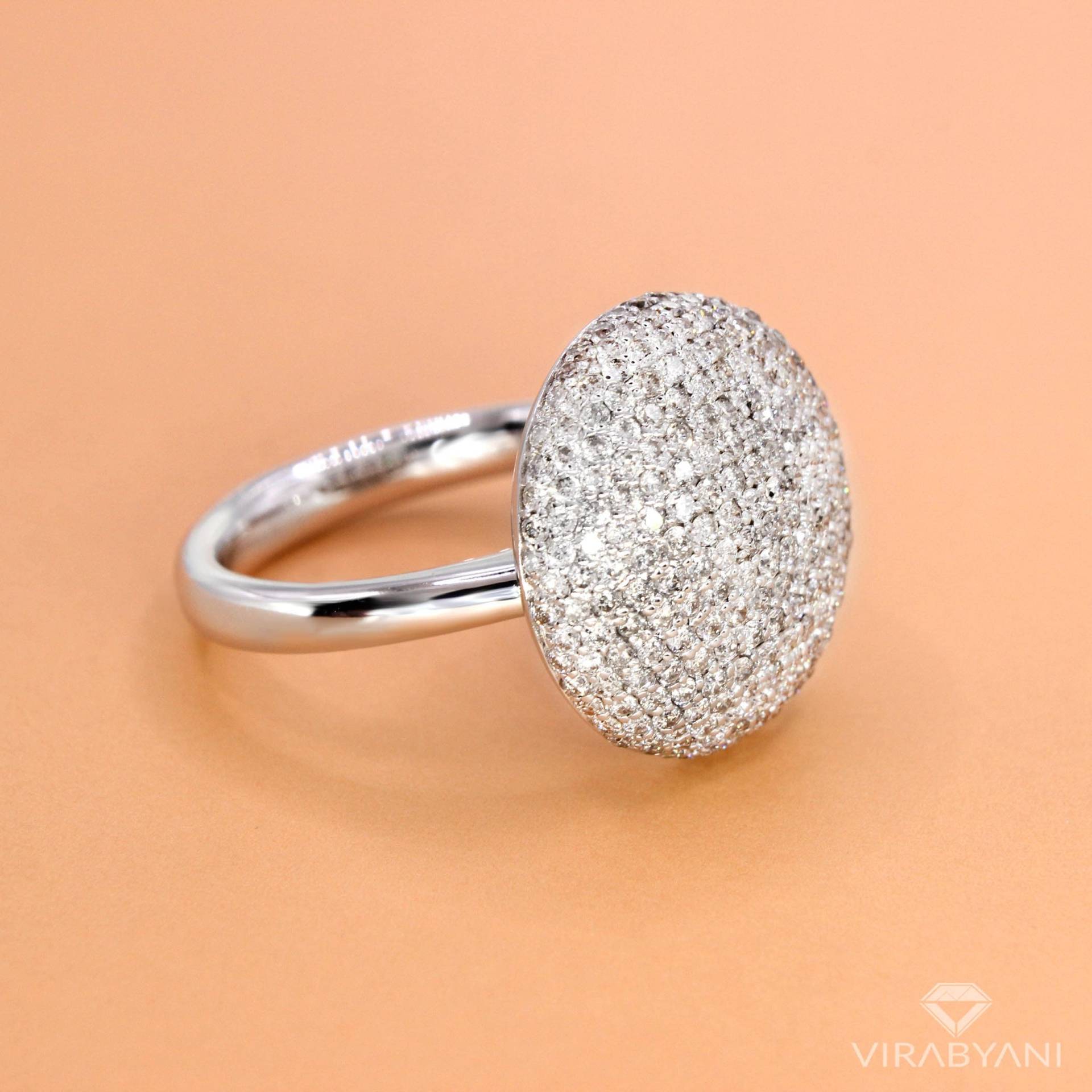 1.41 Ct. Natürlicher Runder Diamant Pave Dome Ring Aus 14K Weißgold, Micropave Set Statement Design 3D Diamanten Sale von VirabyaniFineJewelry