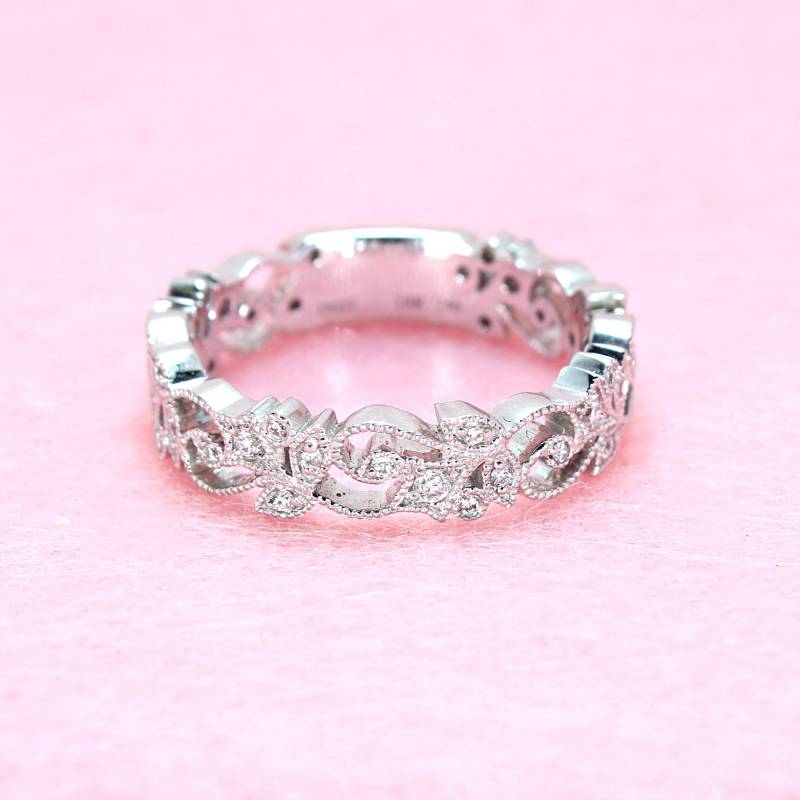 18K Weißgold Diamant Blume Ehering | Art Deco Blumen Ring 3/4 Way Fast Eternity Band Sizable von VirabyaniFineJewelry