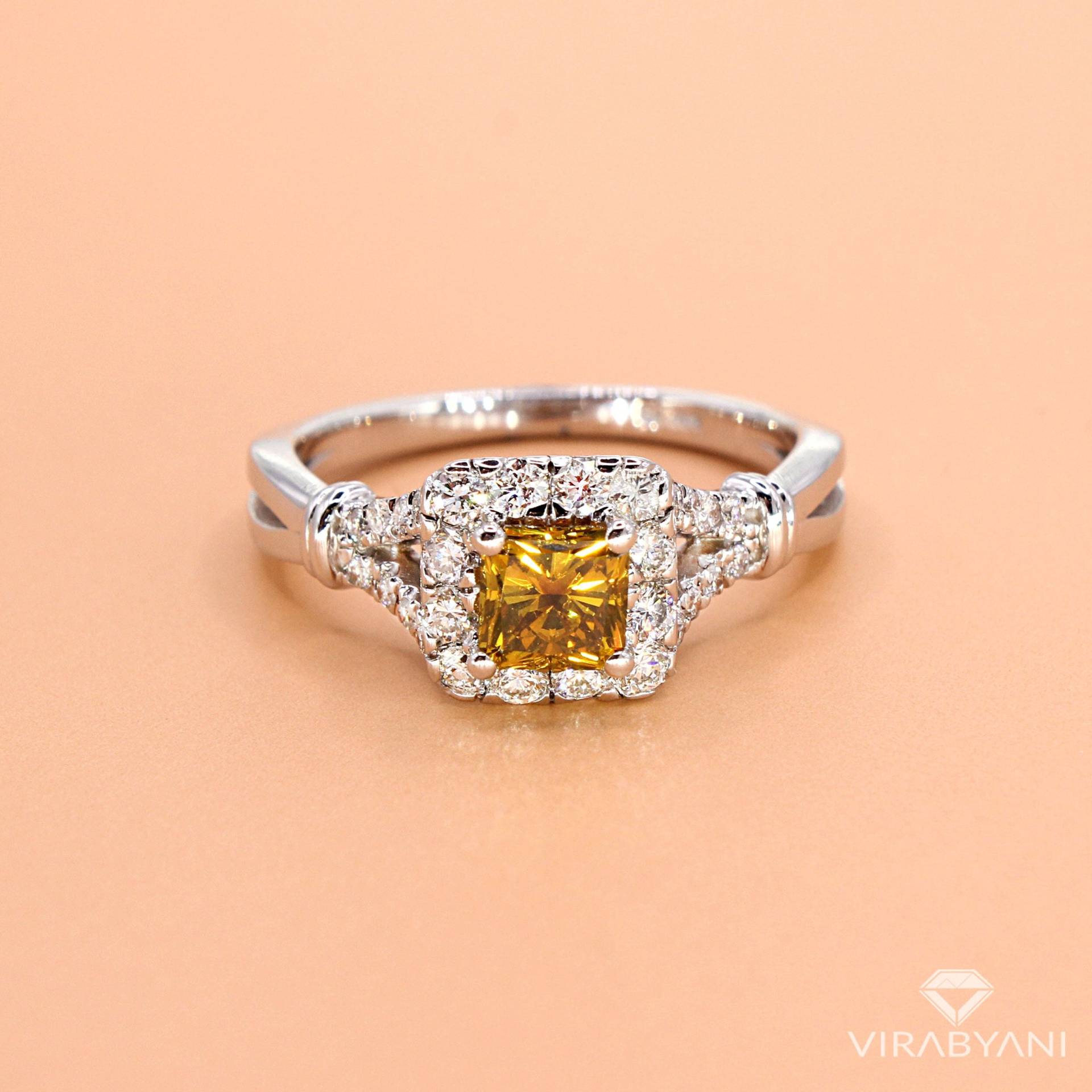 Sale - 0.78 Ct. Champagner Princess Diamant Halo Verlobungsring in 14K Weißgold von VirabyaniFineJewelry