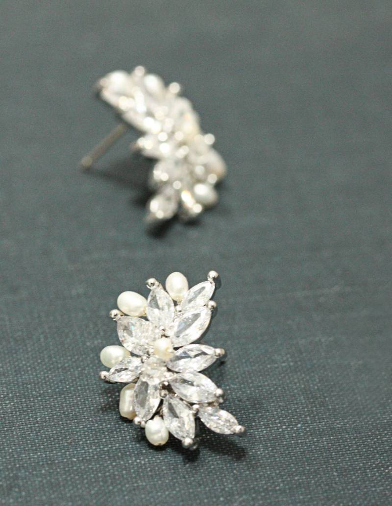 Große Strass Und Süßwasser Perle Klettern Ohrstecker von VirginiaGeigerJewels