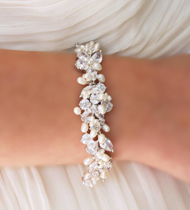 Statement Braut Armband, Hochzeitsschmuck, Strass, Echte Perle Und Kristall Armband von VirginiaGeigerJewels