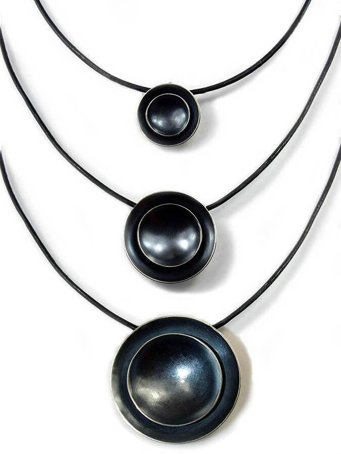 Doppel-Cup Anhänger Aus Sterlingsilber Mit Dunkler Patina von VirginiaStevensDsgns