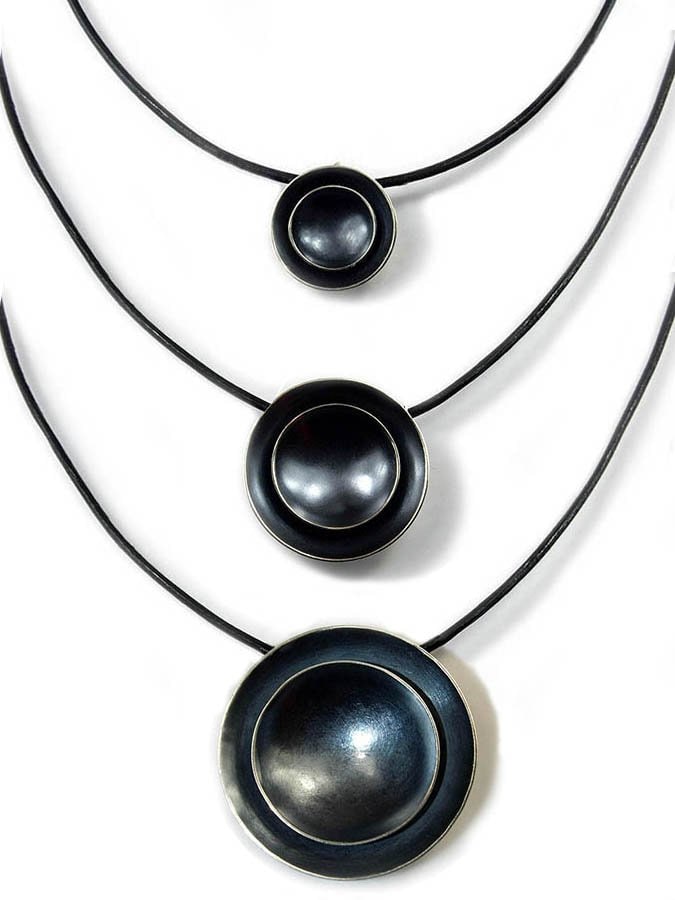 Doppel-Cup Anhänger Aus Sterlingsilber Mit Dunkler Patina von VirginiaStevensDsgns