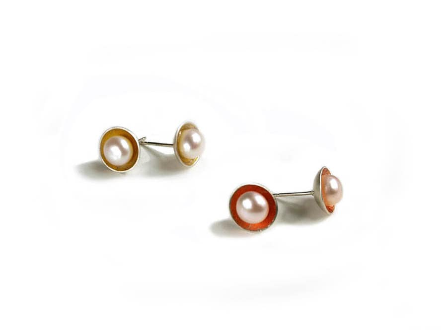 "Sterling Silber "Cup" Stil Ohrstecker Mit Gold Oder Kupfer Blatt Und Eine Weiße Perle." von VirginiaStevensDsgns