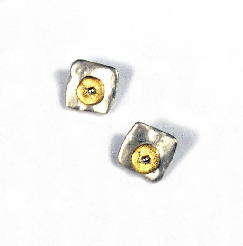 Zwei Farbe Sterling Knopf Ohrring von VirginiaStevensDsgns