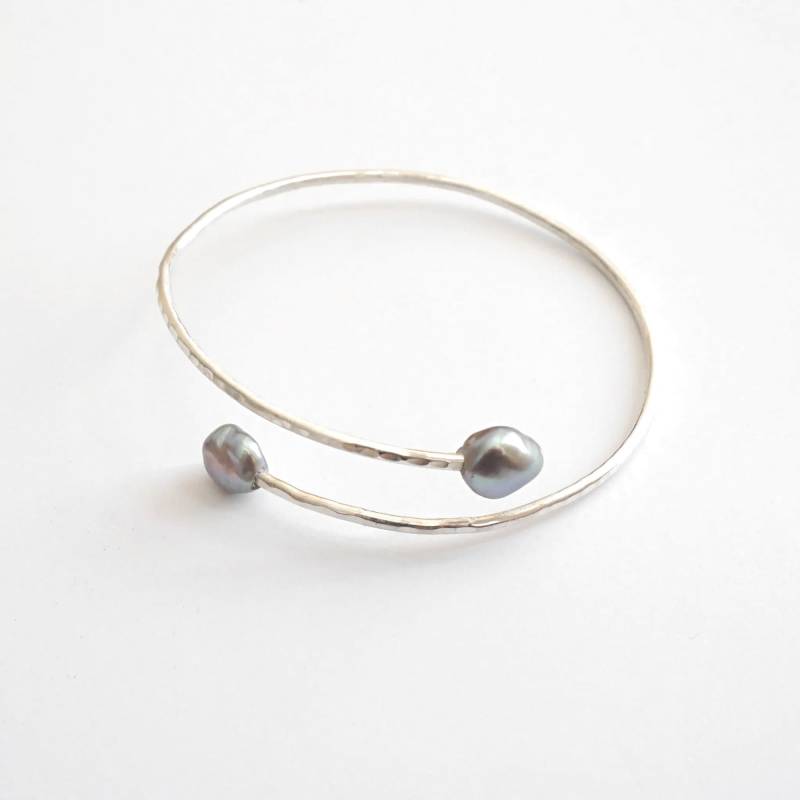 Doppel Perle 2 Mm Hammer Armreif Weiß Oder Hellgrau Perlen Sterling Silber Süßwasserperlen Perle-Stacking 0232 von VirginiaWynne