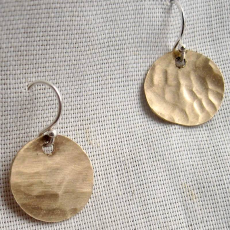 Gehämmerte Texturierte Goldfarbe Messing Ohrhänger Mit Gehämmerter Struktur & Sterling Silber Ohrhaken 0065 von VirginiaWynne