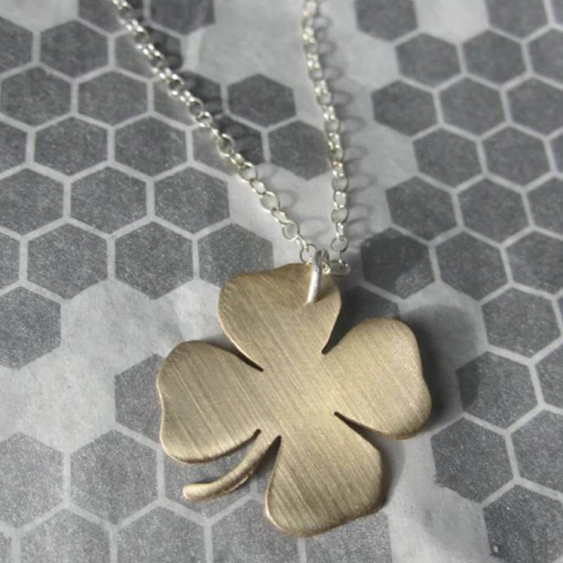 Goldfarbene Messingkette Mit Kleeblattanhänger An Einer Silberkette Verschluss Aus Sterlingsilber 0098 von VirginiaWynne