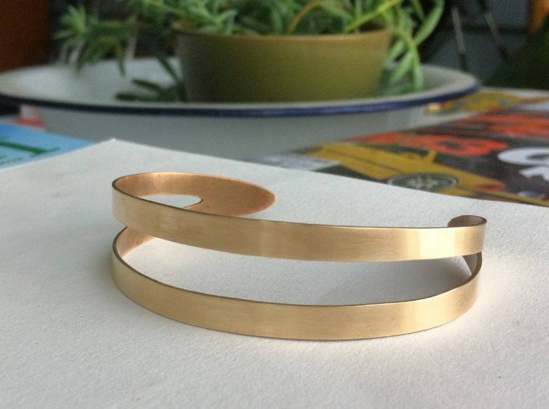 Handgefertigtes Goldfarbenes Manschetten Armband Aus Messing Mit Cut-Out in Der Mitte, Geschenk 0067 von VirginiaWynne