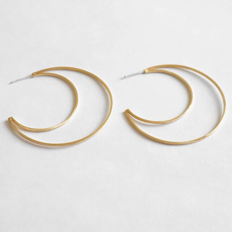 Moderne Offene Flache Halbmond Hoop Ohrringe Honig Farbene Messing Ohrring Mit Gebürsteter Oberfläche & Sterling Silber Stecker, Schlankes Design von VirginiaWynne