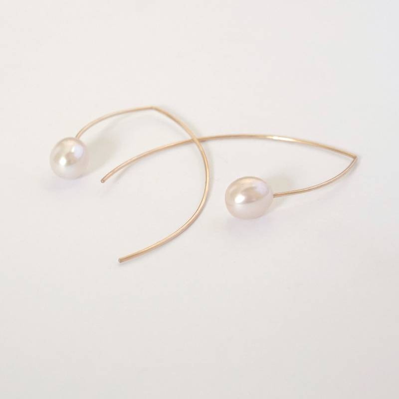 Perle Gebogene Tropfen Ohrhänger Offene Creolen Perlenohrringe Ovale Hoop Minimalist Draht Ohrringe 0304 von VirginiaWynne