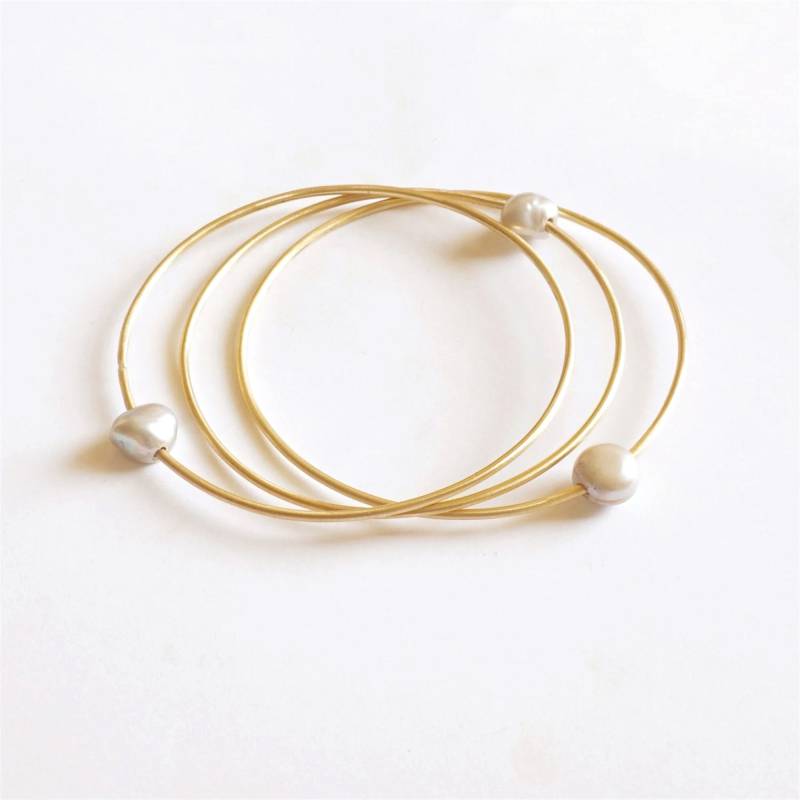 Perlenarmreif - Armreif Messing Vergoldet Ton Sterling Silber Gold Schwimmende Perle Süßwasserperle 0240 von VirginiaWynne