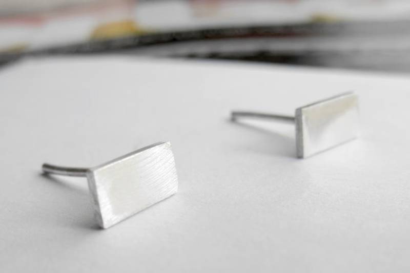 Rechteck Silber Ohrstecker Kurze Flache Teeny Winzige Dünn Sterling Dünne Bar Poliert Minimal Schmuck Geometrisch 0103 von VirginiaWynne