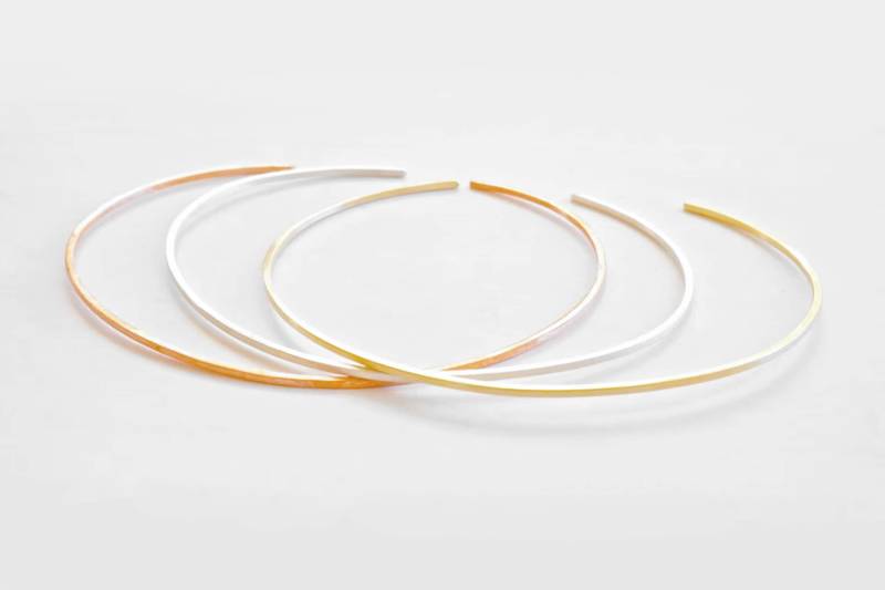 Zarte 1 Mm Stacking Cuff Armband Mit Abgerundeten Enden Aus Messing, Kupfer Und Massivem Sterling Silber Minimal Jewelry 925 Dünne Manschette 0193 von VirginiaWynne