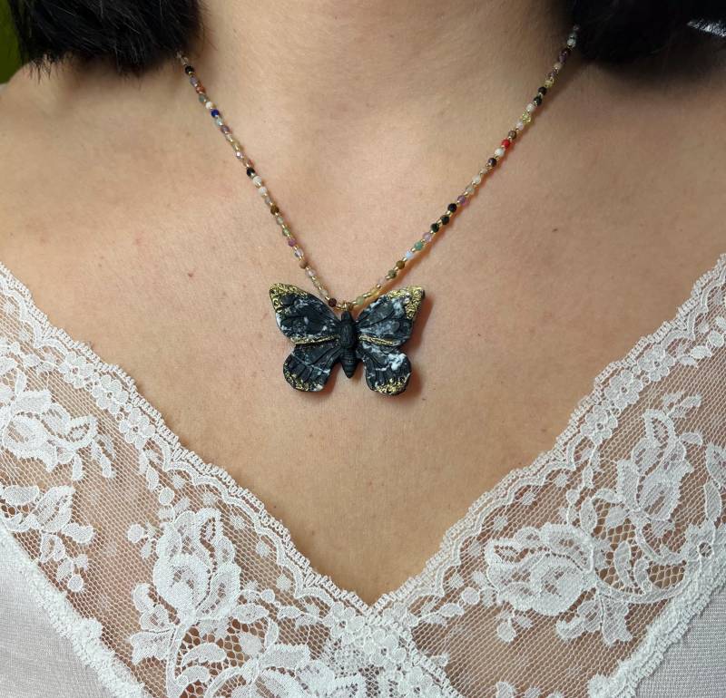 Handgemachte Halskette Mit Schmetterlingsanhänger Und Bunten Edelsteinen Mischung Aus Natursteinen von VirgoIri