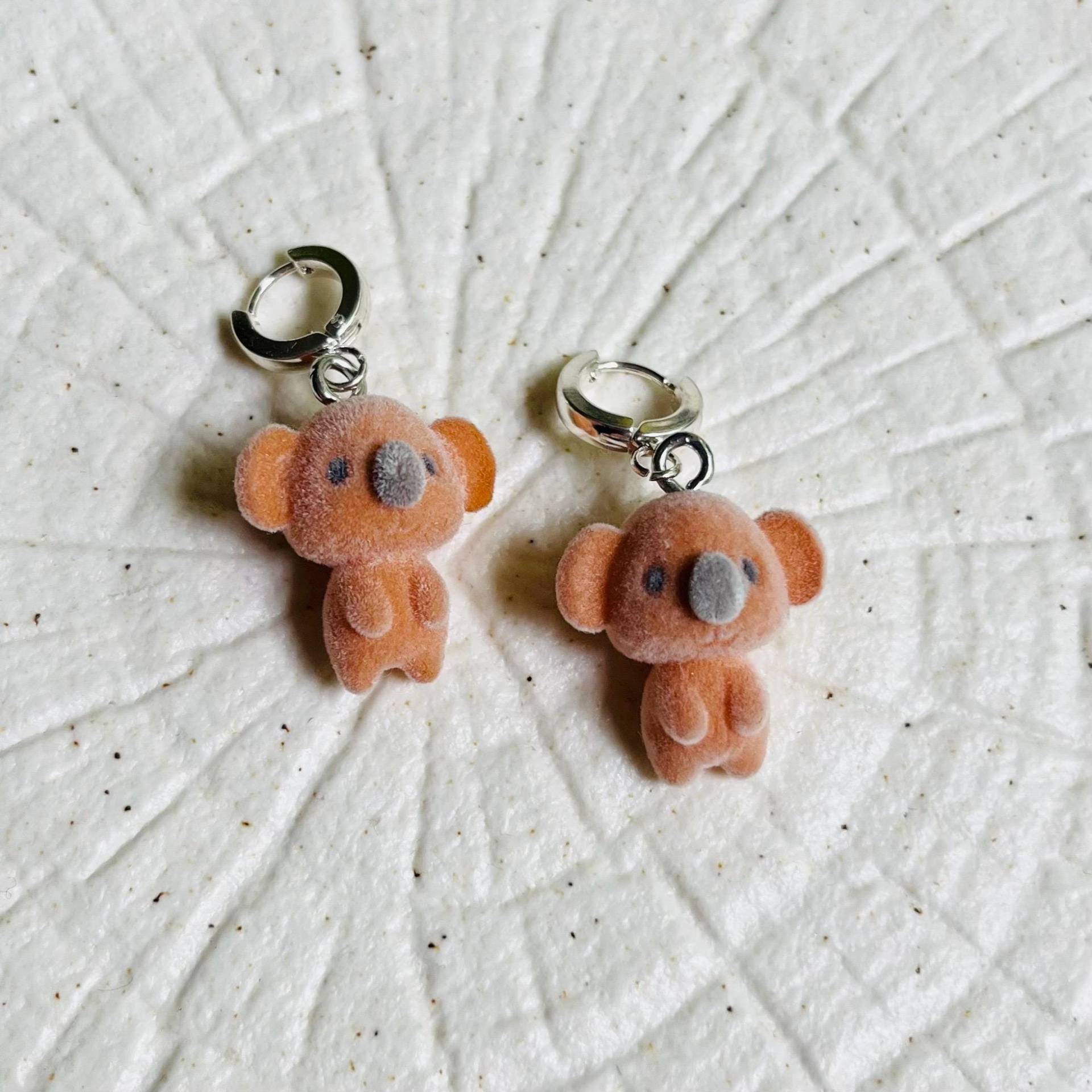 Koala Ohrringe Mit Samt-Bären - Edelstahl, Handgemacht, Leicht & Süß Geschenk Für Frauen von VirgoIri