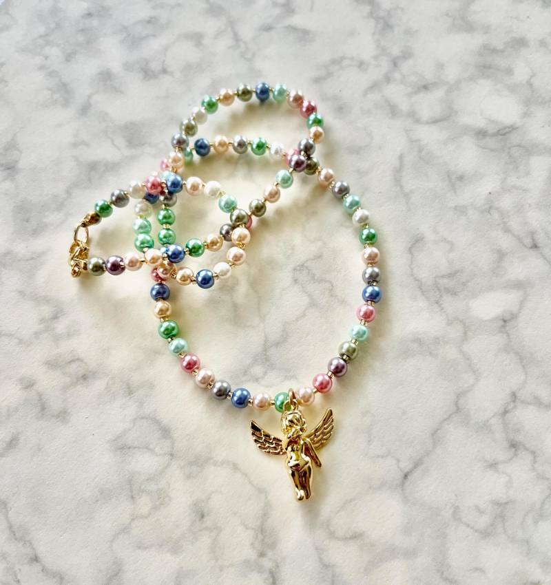 Perlenkette Mit Engel-Anhänger - Bunte 18-Karatt Vergoldetem Engel Perfekte Geschenkidee Elegantes Accessoire von VirgoIri