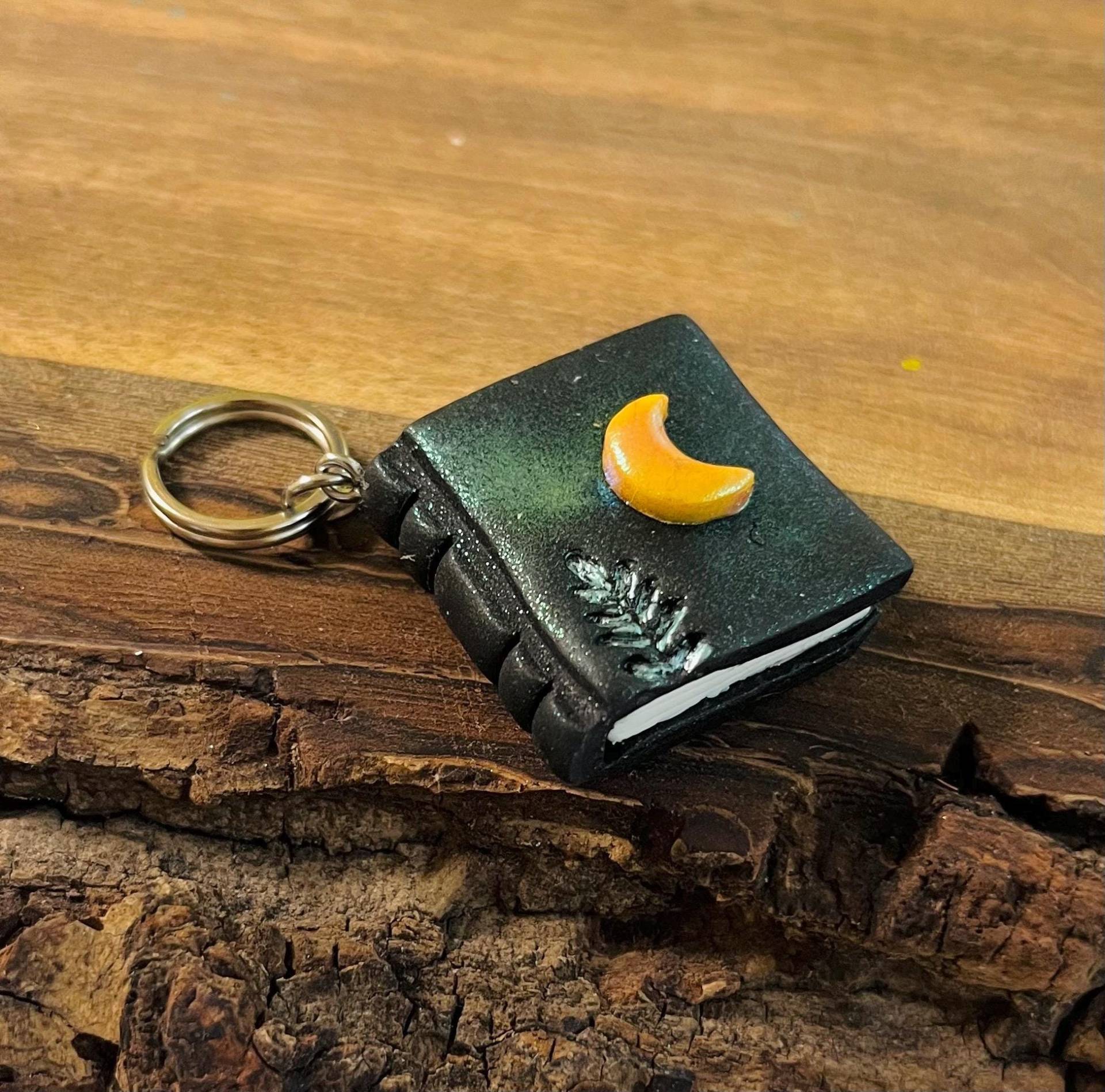 Schlüsselanhänger, Zauberbuch Handgefertigt Aus Polymer Clay Schlüsselanhänger, Zauberbuch Handgefertigt Aus Polymer Clay von VirgoIri