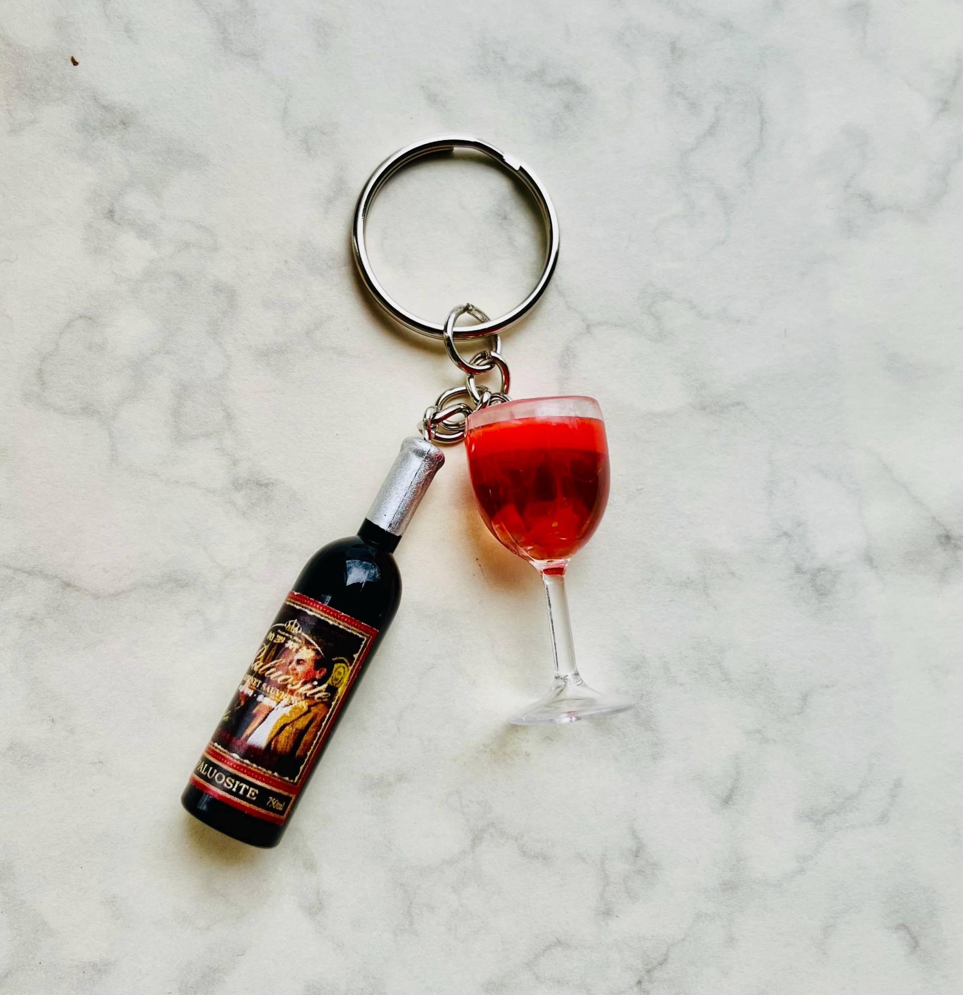 Schlüsselanhänger - Weinflasche Und Weinglas Miniatur-Gadget Für Weinliebhaber von VirgoIri