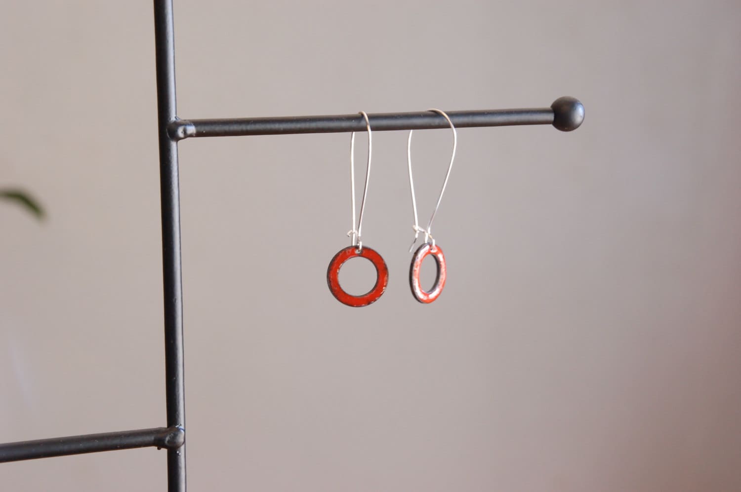 Rot Emailliert Circle Earrings Rot Emailliert Circle Earrings von VirgoRisingMetal