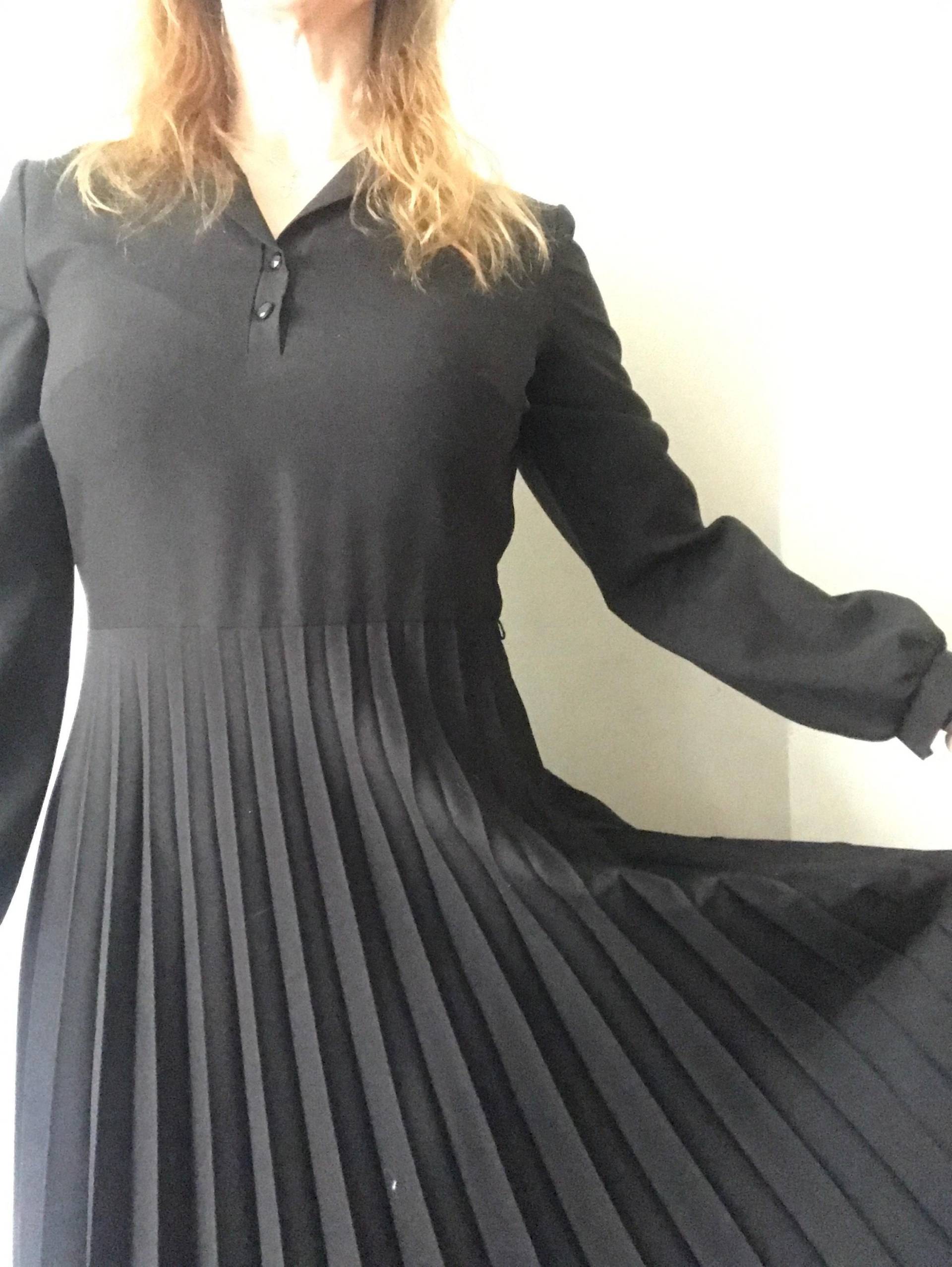 60Er 70Er Kleid Schwarz Alined Plissiert Langärmeliges Taillenkleid Größe S-M 40 von VirtageVintage