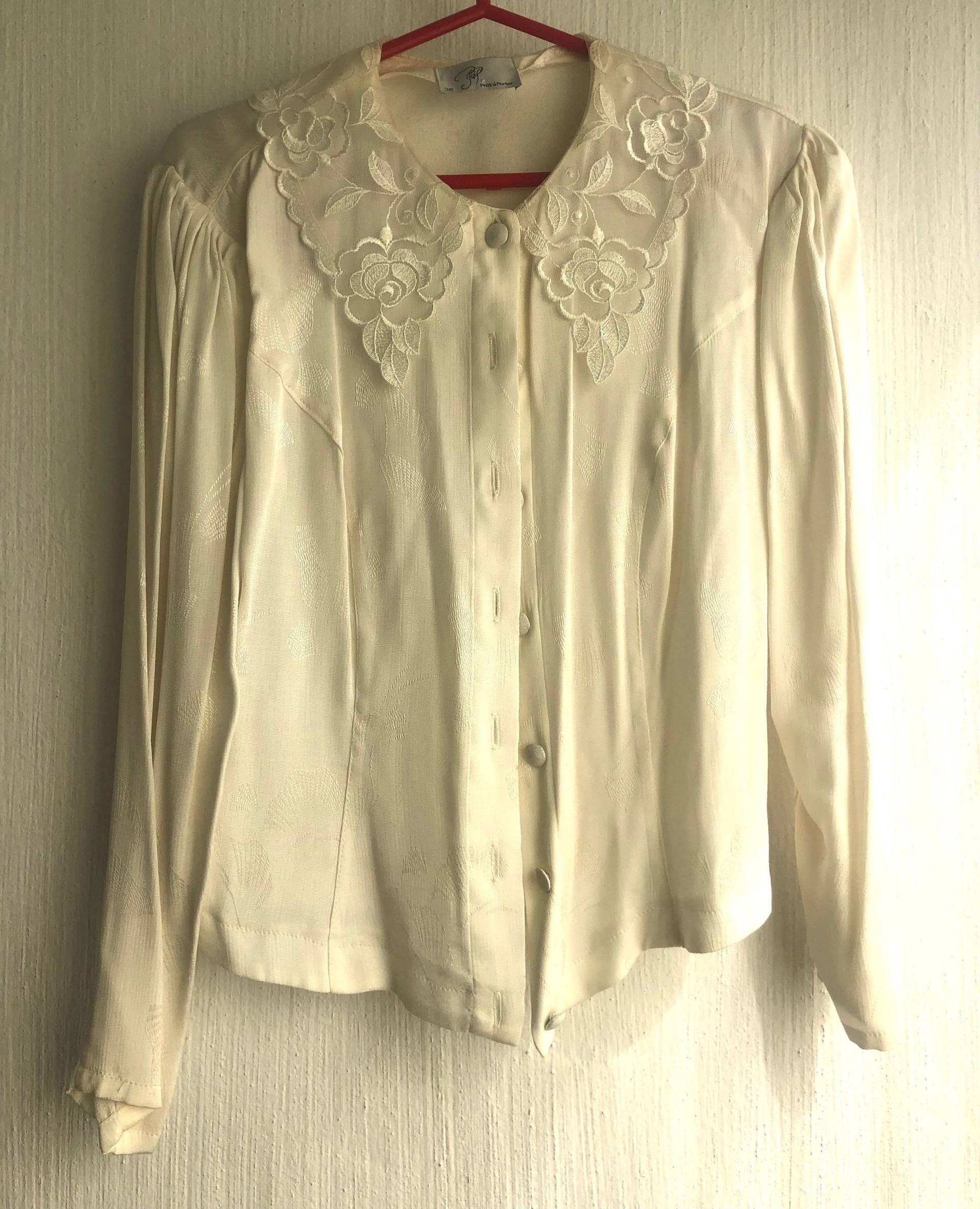 90Er Bluse Spitze Kragen Dekor Creme Knopf Oben Langarm Top Tailliert Rücken Seidiges Größe S von VirtageVintage