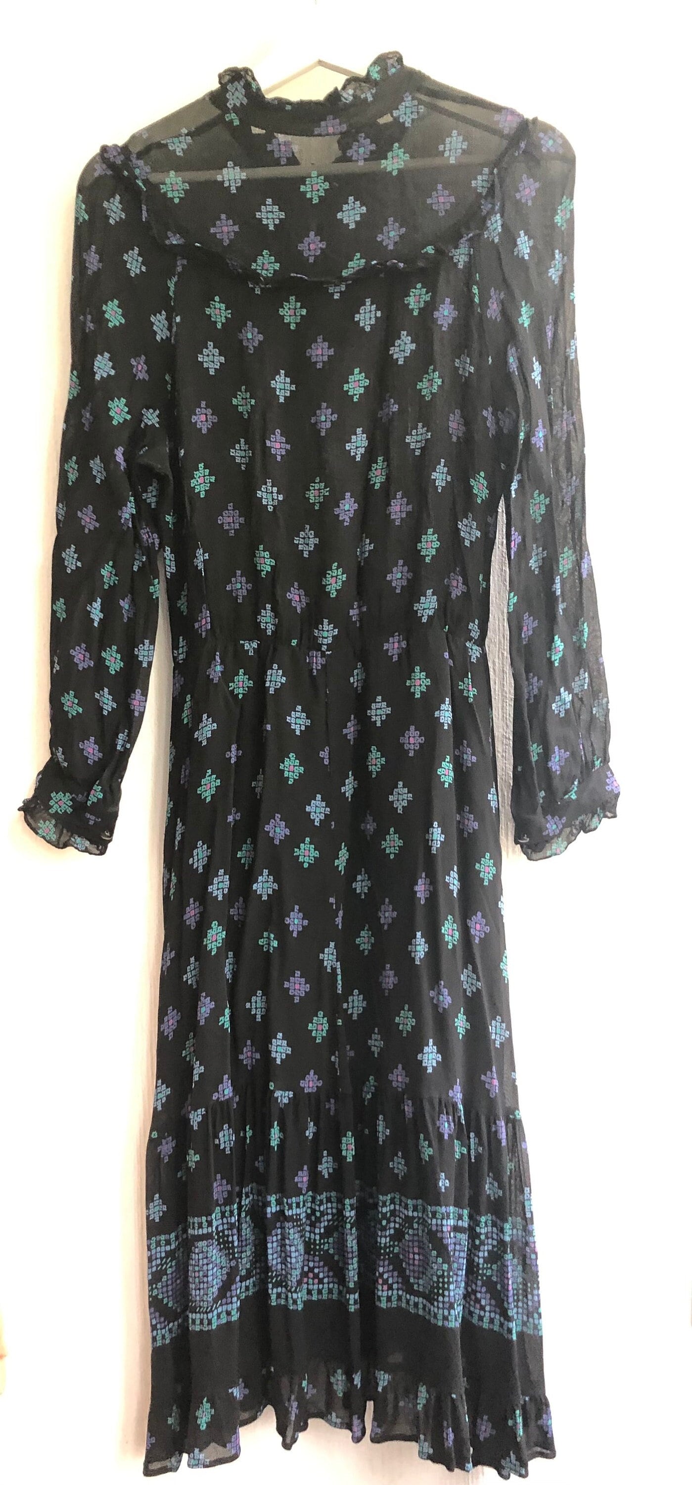 90Er Kleid Fliege Viskose Krepp Gemustert Schwarz Longsleeved Size Small Virtage Vintage von VirtageVintage