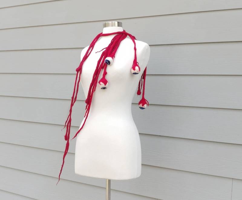 Augapfel Fibre Art Halskette Handgemachter Goth Kostüm Schal Aus Wolle von Virtualdistortion