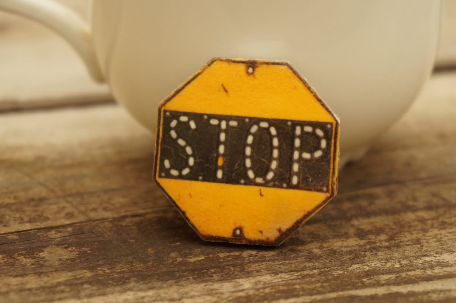 Stop Brosche - Pin Straßenschilder Industrie Schmuck Gelb Stopp Schwarz Und Modeschmuck Polymer Clay Stop Brosche - Pin Straßenschilder Industrie Schmuck Gelb Stopp Schwarz Und Modeschmuck Polymer Clay von VirtusFormae