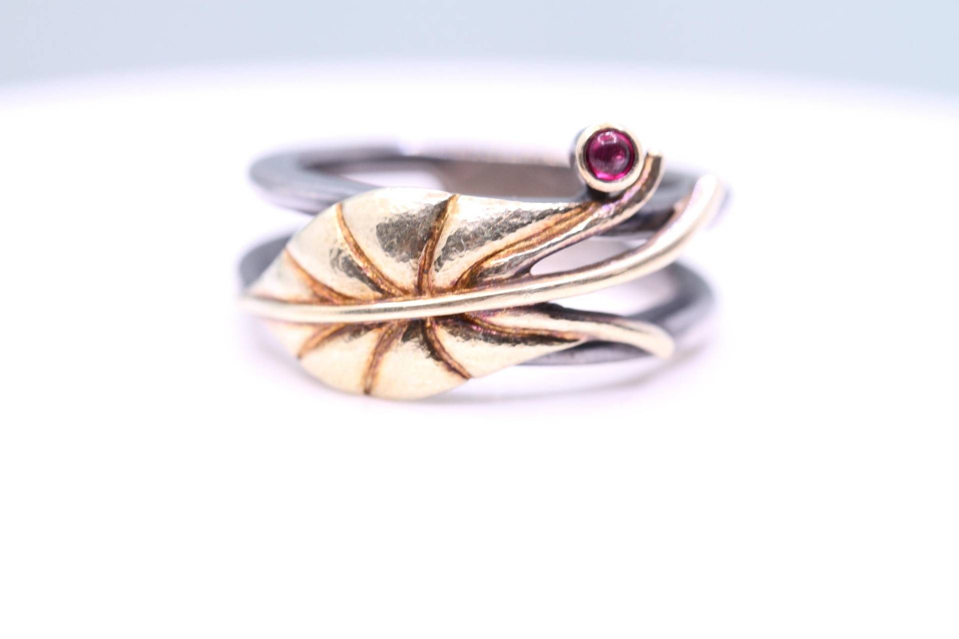 Silberring Mit 585-Goldblatt & Rubin-Cabochon | Bicolor Designer-Ring, Oxidiert Ringgröße 54, Handarbeit von ViselaJewelry