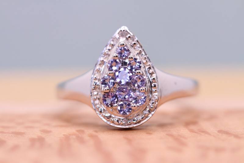 Tansanit-Diamant-Ring in Tropfenform 375/9K Gold von ViselaJewelry