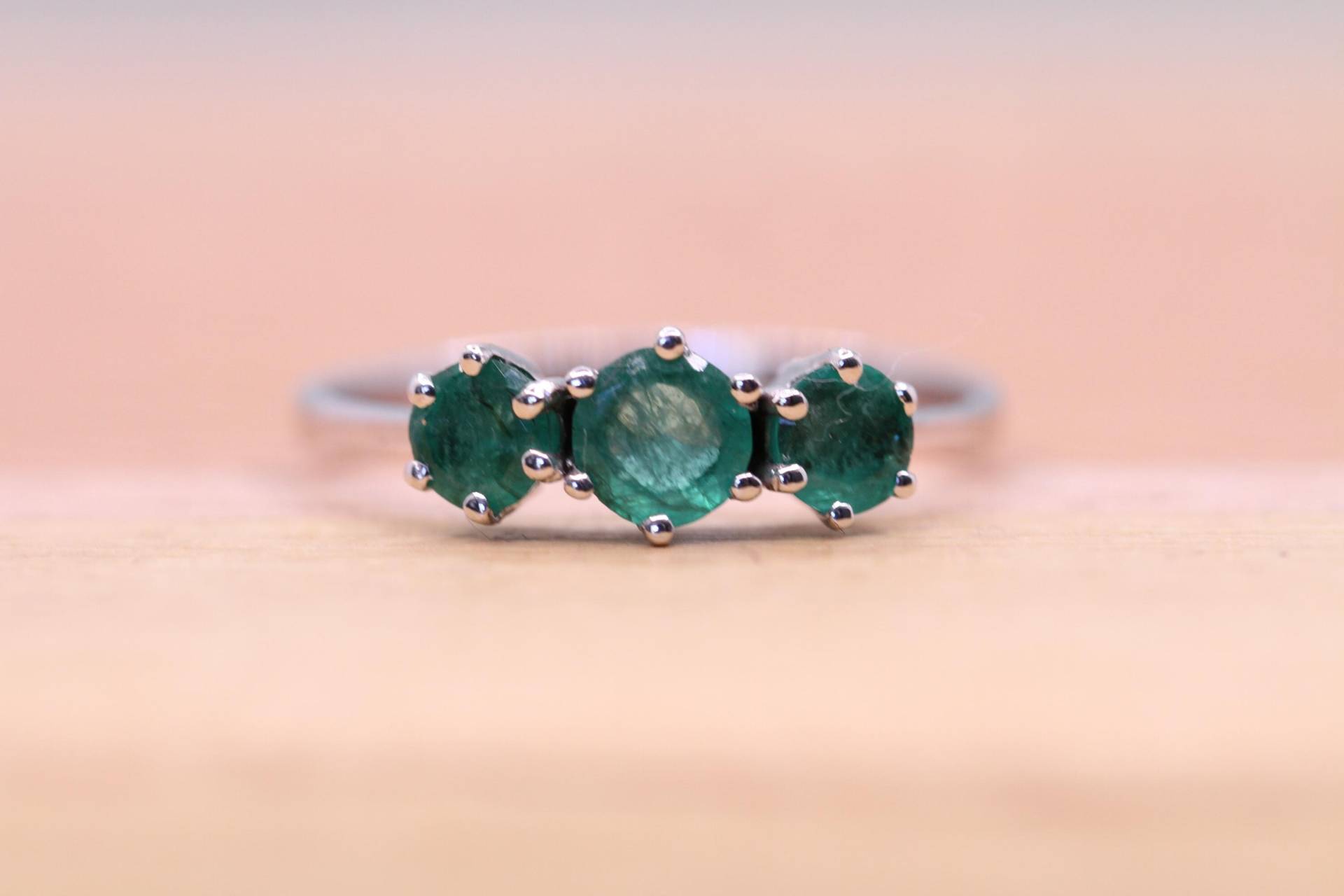 Trilogie-Smaragd-Ring in 585/14K Weißgold, Rhodiniert von ViselaJewelry