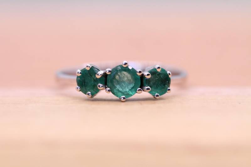 Trilogie-Smaragd-Ring in 585/14K Weißgold, Rhodiniert von ViselaJewelry