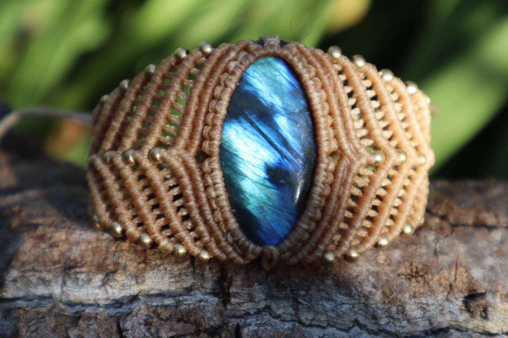 Beiges Macrameearmband Mit Eingefasstem Labradorit Und Messingperlen, Macrame, Makramearmband, Feenarmband, Superschön von Vishaad143